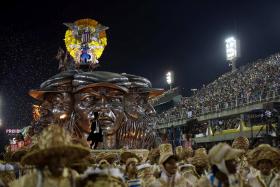 SOBE PARA 17 NÚMERO DE FERIDOS EM NOVO ACIDENTE COM CARRO ALEGÓRICO NO CARNAVAL DO RIO