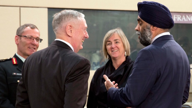 O secretário de Defesa dos Estados Unidos, Jim Mattis, segundo da esquerda, com o ministro da Defesa canadiano, Harjit Singh Sajjan, durante uma reunião do Conselho Geórgia-NATO, na sede da NATO em Bruxelas - 16 de fevereiro de 2017. (AP Photo / Virginia Mayo)