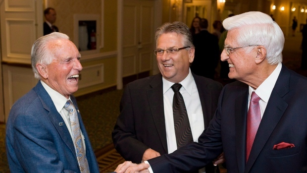 Ed Lumley, (direita), chanceler da Universidade de Windsor, aperta a mão de Bob White (à esquerda), o primeiro presidente do CAW, com Ken Lewenza, durante uma angariação de fundos para o novo Centro de Inovação de Engenharia no Royal York em Toronto - 30 de maio de 2012. (THE CANADIAN PRESS/Aaron Vincent Elkaim)