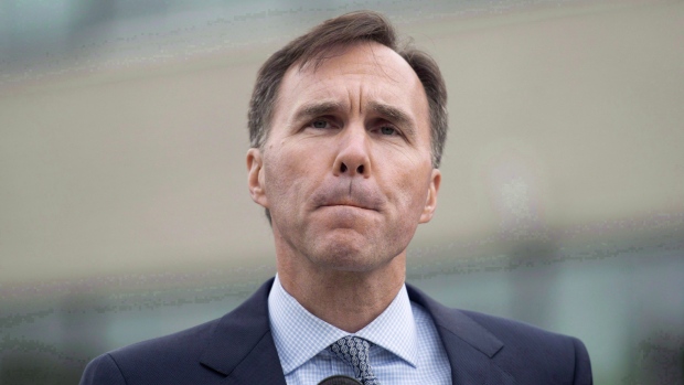 O ministro das Finanças, Bill Morneau, durante uma conferência de imprensa no pátio de uma faculdade em Otava - 26 de setembro de 2016 (Adrian Wyld / THE CANADIAN PRESS)