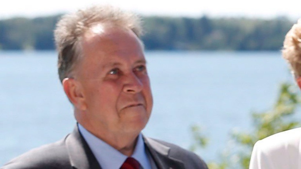 Michael Gravelle, ministro de Desenvolvimento do Norte e Minas do Ontário, é retratado num anúncio na margem do Lago dos Bosques, em Kenora - 10 de agosto de 2016. THE CANADIAN PRESS / John Woods