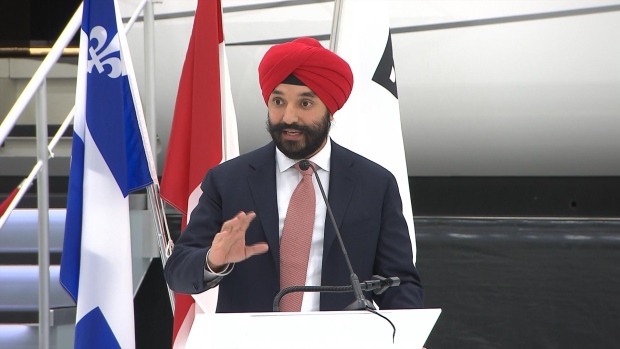 O ministro da Inovação, Navdeep Bains, durante o anúncio de terça-feira. (CBC)