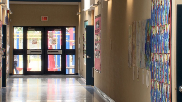 ESCOLA PREPARATÓRIA DE TORONTO PROÍBE TELEMÓVEIS EM SALAS DE AULA E CORREDORES