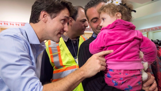 Justin Trudeau dá as boas-vindas a refugiados sírios no aeroporto Pearson em Toronto. Foto de arquivo. (Nathan Denette / Canadian Press)