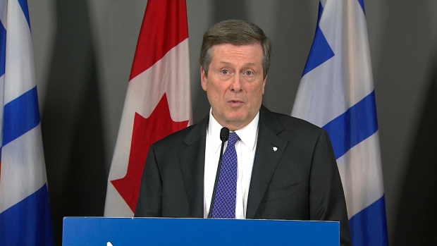 O presidente de Toronto, John Tory, fala aos repórteres sobre investimentos na indústria cinematográfica, televisiva e digital da cidade.