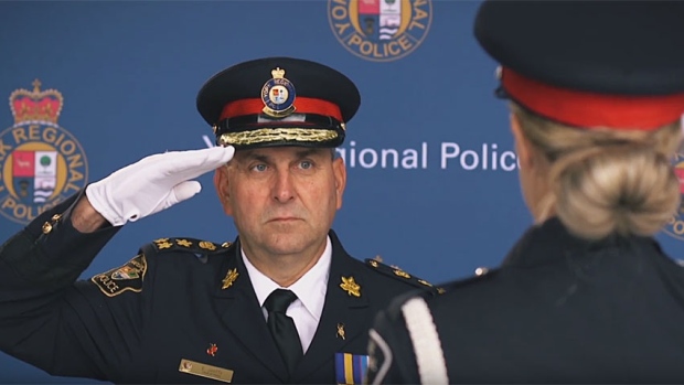 O chefe da polícia regional de York, Eric Jolliffe, espera contratar cerca de 100 novos agentes policiais só este ano (Polícia Regional de York / YouTube)