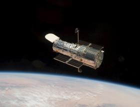 ASTRÓNOMOS DETETAM BURACO NEGRO ‘SUPERMASSIVO’ A GRANDE DISTÂNCIA DO CENTRO DE GALÁXIA