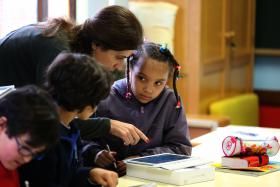 PCP PROPÕE VINCULAÇÃO AUTOMÁTICA PARA DOCENTES COM TRÊS CONTRATOS ANUAIS