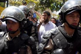 OPOSIÇÃO VENEZUELANA CHAMA FORÇAS ARMADAS A DEFENDEREM A CONSTITUIÇÃO E A DEMOCRACIA
