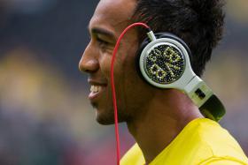 MIL MILHÕES DE PESSOAS EM RISCO DE PERDER AUDIÇÃO POR OUVIR MÚSICA ALTO – OMS