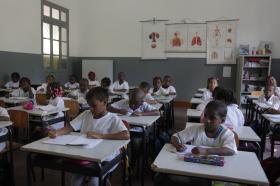 ANGOLA VAI COMPRAR NOVOS QUADROS PARA ESCOLAS DE TODO O PAÍS