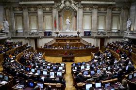 PARLAMENTO APROVA ALTERAÇÃO À LEI ELEITORAL AUTÁRQUICA E ALARGA PARIDADE