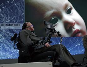ASTROFÍSICO STEPHEN HAWKING SURGE EM HOLOGRAMA EM HONG KONG