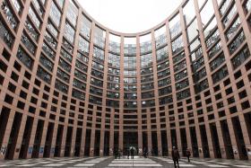 PARLAMENTO EUROPEU APROVA LEI QUE DÁ VOTO AOS ACIONISTAS SOBRE SALÁRIOS DOS ADMINISTRADORES