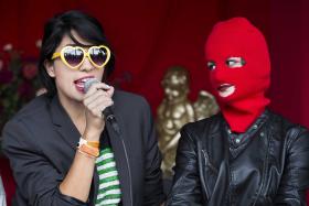 BANDA RUSSA PUSSY RIOT RENOVA CRÍTICAS A PUTIN EM ESPETÁCULO AUTOBIOGRÁFICO