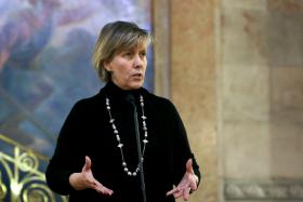 MARIA LUÍS ALBUQUERQUE RECONHECE QUE CARLOS COSTA TEVE “ATITUDE CORRETA”