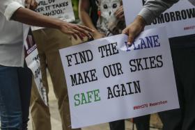 FAMILIARES DE PASSAGEIROS DO MH370 ASSINALAM TERCEIRO ANIVERSÁRIO DO DESAPARECIMENTO DO AVIÃO