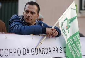 MEIA CENTENA DE GUARDAS EM VIGÍLIA CONTRA AFIRMAÇÕES DO DIRETOR SOBRE FUGA DE CAXIAS