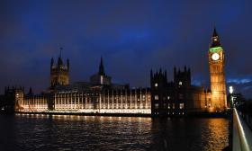 SONS DE TIROS JUNTO AO PARLAMENTO BRITÂNICO, SUSPENSA SESSÃO DA CÂMARA DOS COMUNS