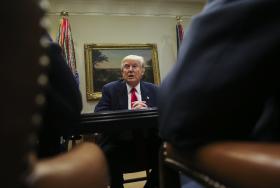 TRUMP ASSINA HOJE NOVA VERSÃO DO CONTROVERSO DECRETO SOBRE IMIGRAÇÃO