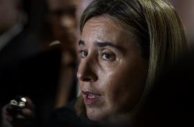 CHEFE DA DIPLOMACIA EUROPEIA RECEBIDA COM PROTESTOS ANTI-UE NO PARLAMENTO DA SÉRVIA