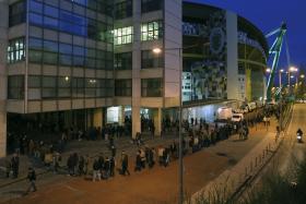 MARTA SOARES ACOMPANHA ÚLTIMO SÓCIO DA FILA QUE DÁ MAIS DE UMA VOLTA AO ESTÁDIO