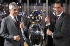 BENFICA RECEBE TROFÉU DO TRICAMPEONATO A PENSAR NA CONQUISTA DO ‘TETRA’
