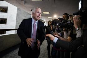 SENADOR JOHN MCCAIN EXORTA TRUMP A MOSTRAR PROVAS DAS ACUSAÇÕES CONTRA OBAMA