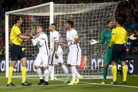 THIAGO MOTTA ATROPELA ADEPTO EM PARIS APÓS AFASTAMENTO DO PSG NA ‘CHAMPIONS´