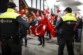 POLÍCIA HOLANDESA BLOQUEIA MINISTRA TURCA PERTO DO CONSULADO DA TURQUIA DE ROTERDÃO