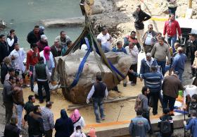 RECUPERADO FRAGMENTO DE ESTÁTUA EGÍPCIA COM MAIS DE TRÊS TONELADAS