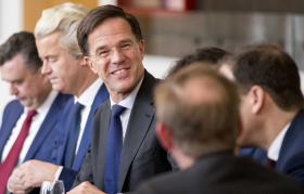 RUTTE QUER FORMAR COLIGAÇÃO “ESTÁVEL” COM QUATRO PARTIDOS PARA GOVERNAR HOLANDA