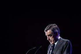 INQUÉRITO A FRANÇOIS FILLON ESTENDE-SE A OFERTAS DE ROUPA DE LUXO