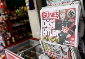 JORNAL TURCO PUBLICA FOTOMONTAGEM DE MERKEL COM BIGODE À HITLER