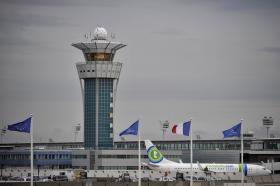 HOMEM ABATIDO PELAS FORÇAS DA ORDEM NO AEROPORTO DE ORLY EM PARIS