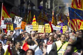 MARCHA NA CATALUNHA CONTRA “GOLPE SEPARATISTA” COM ENTRE 6.500 A 15.000 PESSOAS