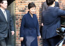 ANTIGA PRESIDENTE DA COREIA DO SUL OUVIDA NA PROCURADORIA DE SEUL