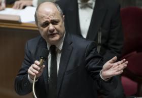 MINISTRO DO INTERIOR FRANCÊS CONTRATOU FILHAS ADOLESCENTES COMO ASSESSORAS PARLAMENTARES