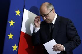 MINISTRO DO INTERIOR FRANCÊS ANUNCIA DEMISSÃO