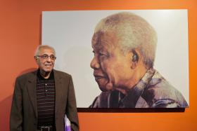 MORREU AHMED KATHRADA, ÍCONE SUL-AFRICANO QUE LUTOU AO LADO DE MANDELA CONTRA O “APARTHEID”