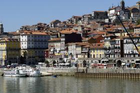 TURISTAS INTERNACIONAIS NO PORTO FAZEM AUMENTAR VENDAS NAS LOJAS DE MODA