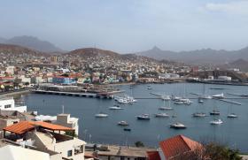 NAVIO DE CARGA AFUNDA-SE NO PORTO DA ILHA CABO-VERDIANA DE SÃO VICENTE