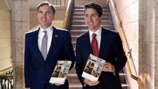 O ministro das Finanças, Bill Morneau, e o primeiro-ministro Justin Trudeau na Câmara dos Comuns em Otava - 22 de março de 2017. (Adrian Wyld / THE CANADIAN PRESS)