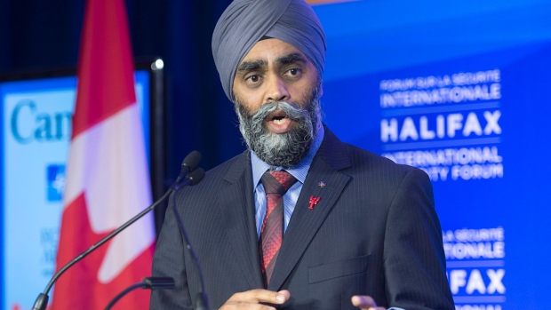 O Ministro da Defesa canadiano, Harjit Singh Sajjan, no Fórum de Segurança Internacional de Halifax - 19 de novembro de 2015. (Andrew Vaughan / THE CANADIAN PRESS)