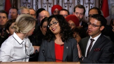 A deputada Iqra Khalid é felicitada por colegas, enquanto faz um anúncio sobre uma moção de anti-islamofobia no Parliament Hill, em Otava - 15 de fevereiro de 2017. (Patrick Doyle / THE CANADIAN PRESS)