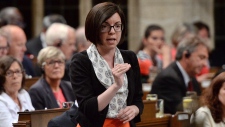A deputada do NDP Niki Ashton durante uma sessão na Câmara dos Comuns, em Otava - 4 de junho de 2015. (Sean Kilpatrick / The Canadian Press)