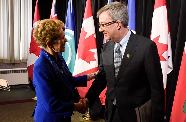 A primeira-ministra do Ontário, Kathleen Wynne, encontra-se com o presidente de Otava, Jim Watson, em Toronto - 6 de março de 2017. (THE CANADIAN PRESS / Frank Gunn)