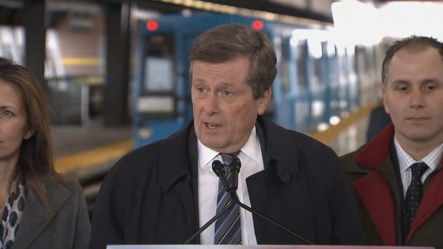 O presidente Tory fala com os jornalistas na estação Kennedy SRT na terça-feira, 28 de fevereiro
