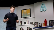 O cofundador e CEO da Airbnb, Brian Chesky, fala durante um anúncio em São Francisco 19 de abril de 2016. (AP Photo / Jeff Chiu)