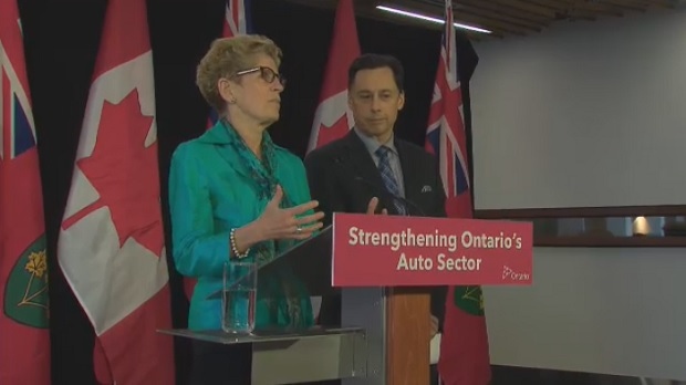 A primeira-ministra do Ontário, Kathleen Wynne, fala aos jornalistas.